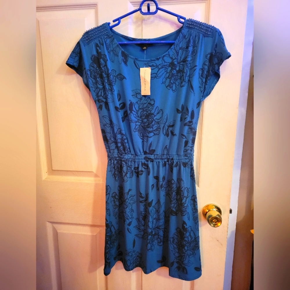 Dress - Picture 1 of 3
